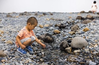 A young visitor exploring Olafur Eliasson’s Riverbed 2014 installed during ‘Water’, GOMA 2019 / Purchased 2021. The Josephine Ulrick and Win Schubert Charitable Trust Collection: The Josephine Ulrick and Win Schubert Charitable Trust, Queensland Art Gallery | Gallery of Modern Art / Collection: Queensland Art Gallery | Gallery of Modern Art / Courtesy: Olafur Eliasson; neugerriemschneider, Berlin; Tanya Bonakdar Gallery, New York / Los Angeles / Photograph: K Bennett © QAGOMA