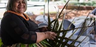 Tongan weaving workshop presented as part of APT10 / February 2022 / Photography: Katie Bennett, QAGOMA