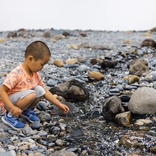 A young visitor exploring Olafur Eliasson’s Riverbed 2014 installed during ‘Water’, GOMA 2019 / Purchased 2021. The Josephine Ulrick and Win Schubert Charitable Trust Collection: The Josephine Ulrick and Win Schubert Charitable Trust, Queensland Art Gallery | Gallery of Modern Art / Courtesy: The artist; neugerriemschneider, Berlin; Tanya Bonakdar Gallery, New York / Los Angeles / Photograph: Katie Bennett